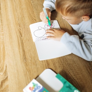 Set de colorat cu apă Dinozauri, cu 8 pagini reutilizabile și marker cu apă, ilustrând dinozauri care devin colorați și vizibili la contactul cu apa.