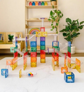 Set educativ magnetic Connetix Rainbow Ball Run 92 piese, circuit cu bile colorate.