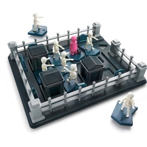 Joc de logică Smart Games Graveyard Shift cu tablă de joc, piese reprezentând scheleți și morminte, plus personaj și pisică într-un puzzle de evadare din cimitir.