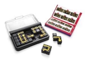 Joc Smart Games IQ Circuit cu tablă compactă, piese puzzle cu două fețe și trasee care trebuie conectate pentru a forma circuite complete.