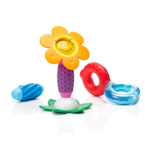 Set SmartMax My First Sounds & Flowers cu piese magnetice mari, flori colorate și elemente sonore, conceput pentru copiii cu vârste între 1 și 5 ani.