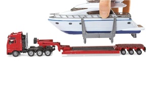 Set SIKU 1849 format din camion cap tractor, platformă de transport și yacht, realizat cu detalii realiste și finisaje premium specifice modelelor SIKU.