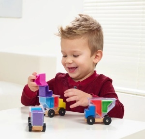 Joc de logică Trucky 3 Smart Games cu camioane din lemn, containere transparente și piese colorate pentru dezvoltarea gândirii logice și spațiale.
