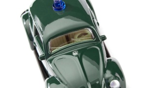 Model miniatural SIKU 1560 Volkswagen Beetle Police verde închis, cu girofaruri albastre, caroserie metalică și detalii inspirate de vehiculele clasice de poliție.