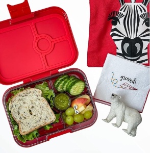Yumbox Panino Racecars – cutie de prânz roșie cu design auto, 4 compartimente etanșe și tavă detașabilă, ideală pentru copii și adulți.