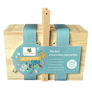 Cutie din lemn Activity Box Sycomore deschisă, cu peste 1000 de materiale creative colorate pentru desen, pictură, colaj și proiecte handmade.