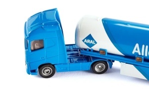Model miniatural SIKU 1626 camion cisternă articulat, realizat predominant din metal, cu detalii realiste inspirate de vehiculele de transport industrial și logistică.