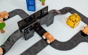 Connetix Creative Roads Pack – set magnetic de 48 piese pentru construcții creative, drumuri și orașe, realizat din materiale sigure și durabile.