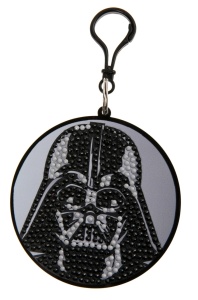 Kit Crystal Art Darth Vader cu șablon din lemn, cristale colorate, pix de aplicare, tavă și accesoriu de prindere pentru realizarea unui pandantiv decorativ strălucitor.