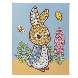 Kit Crystal Art Junior Big Peter Rabbit cu pânză adezivă preimprimată, cristale mari colorate, tavă de lucru și instrumente pentru realizarea unui tablou strălucitor de 20 x 25 cm.