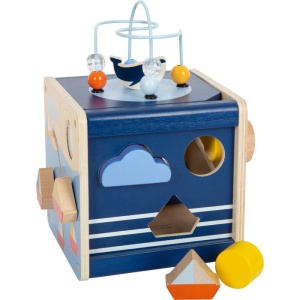 Cub de activități din lemn FSC® 100% cu tematică marină, labirinturi, sortator de forme, oglindă și activități motrice pentru copii mici.