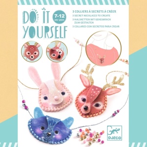 Set creativ Dazzlers cu materiale pentru realizarea a trei coliere handmade, pandantive din pâslă care se deschid, mărgele colorate și accesorii pentru cusut și personalizare.