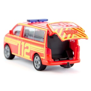 Model miniatural SIKU 1547 Volkswagen T5 Pompieri, cu caroserie metalică, hayon funcțional, cârlig de remorcare și detalii inspirate de vehiculele reale de intervenție.