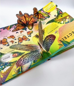 Cartea pop-up Formidabila carte cu gândaci și alte gângănii, cu ilustrații detaliate ale insectelor, gândacilor și păianjenilor, prezentate prin elemente tridimensionale interactive.