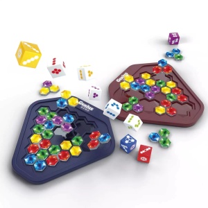 Joc Genius Gems cu două table în formă de diamant, piese colorate tip pietre prețioase cu două fețe și 9 zaruri speciale pentru provocări logice și strategice.