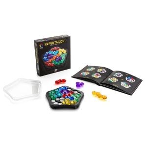 Joc IQ Deluxe Pentagon de la Smart Games cu tablă de joc pentagonală, 11 piese puzzle translucide colorate și broșură cu 120 de provocări logice progresive.