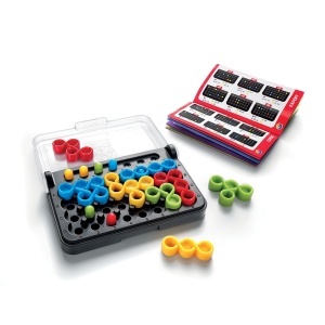 Joc IQ Twist de la Smart Games cu tablă compactă, 8 piese puzzle colorate, 7 pioni și provocări logice 2D și 3D pentru construirea puzzle-urilor și a piramidelor tridimensionale.