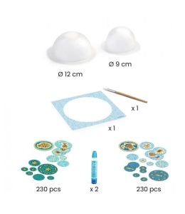 Kit creativ Djeco In The Sea pentru realizarea a două boluri decorative cu motive marine, incluzând matrițe transparente, confetti ilustrate, adeziv și accesorii pentru decorare.
