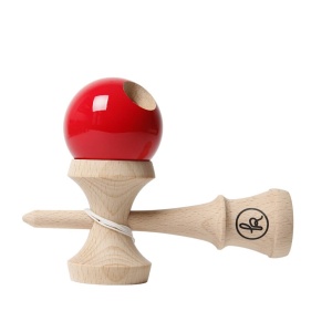 Kendama Play Red – model premium din lemn de fag cu bilă roșie lucioasă, design ergonomic și echilibru perfect pentru trick-uri și joacă freestyle.
