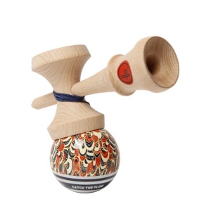 Kendama Record Wondercurl Sticky MC – model premium Aqua Series din lemn de fag, cu finisaj Sticky Match Clear și design inspirat de fluiditatea apei.