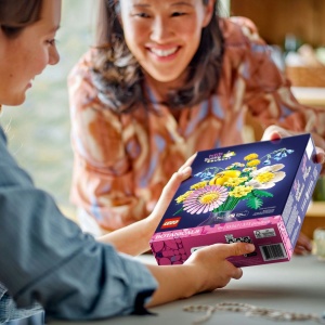 LEGO Botanicals Mic buchet luminos 10347 cu flori pastelate construibile, inclusiv bujor, lalea, gerberă și zambile, pentru decor și relaxare creativă.