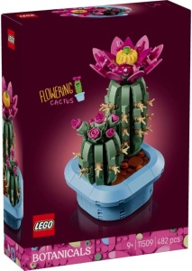 Model LEGO Botanicals Cactus înflorit cu flori roz și ghiveci albastru pastel, construit din 482 de piese și expus ca decorațiune modernă pentru cameră sau birou.