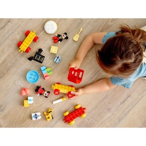 LEGO Disney Tren aniversar Mickey și Minnie, set de construcție colorat cu personaje Disney și elemente festive pentru joacă imaginativă.
