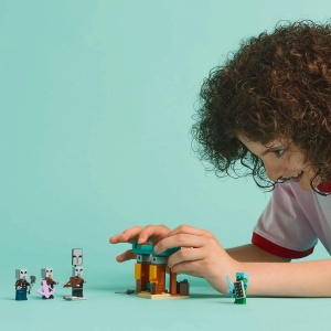 LEGO Minecraft Patrulă Illager de deșert 21267 cu avanpost deșertic, Cavaler Cactus, illageri și accesorii pentru bătălii inspirate din Minecraft.