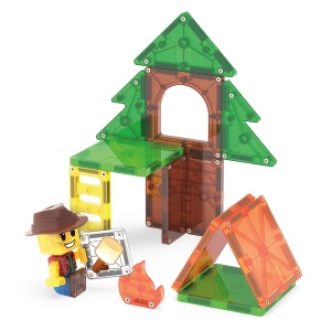 Set MAGNA-TILES Camp Out cu piese magnetice în culori naturale, figurină explorator, platforme, copaci și element decorativ cu foc de tabără.