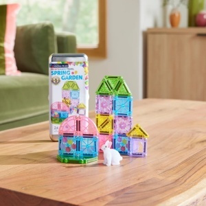 Set MAGNA-TILES microMAGS Spring Garden cu 24 de piese magnetice în culori pastelate, plăci decorate cu flori și lalele și o figurină iepuraș pentru construcții creative inspirate de primăvară.