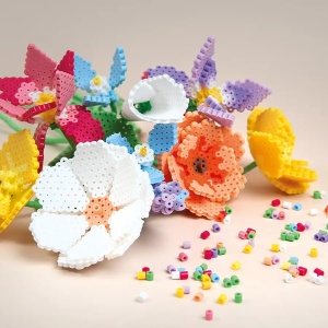 Set Playbox MIDI cu 5000 de mărgele de călcat colorate și accesorii pentru realizarea modelelor florale și a decorațiunilor creative.