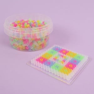 Playbox Beads in jar transparent – mărgele tubulare colorate în borcan transparent, amestec strălucitor de culori reci pentru proiecte creative.
