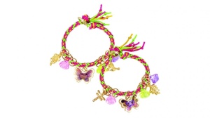 Set creativ Nebulous Stars Brățările Prieteniei Coralia cu șnururi colorate, pandantive decorative, mărgele, închizători și accesorii pentru realizarea a șase brățări personalizate.