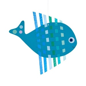 Set creativ Origami cu Pești HABA, cu planșe predecupate, ace de împletit și benzi colorate pentru realizarea creaturilor marine decorative.
