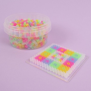 Playbox Beads in jar transparent – mărgele tubulare colorate în borcan transparent, amestec strălucitor de culori reci pentru proiecte creative.