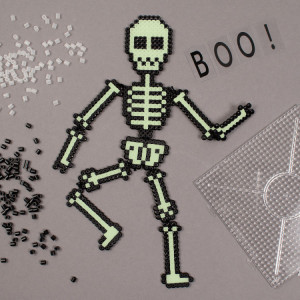 Mărgele de călcat colorate, dimensiune standard – 1000 buc pentru copii. Activitate creativă și educativă. Plăcuțele se vând separat. Halloween, scheleton.
