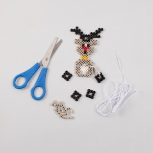 Set complet cu mărgele de călcat – starter kit pentru copii cu planșetă, modele și hârtie de călcat. Activitate creativă ușoară și distractivă. Rudolf. Cerb.