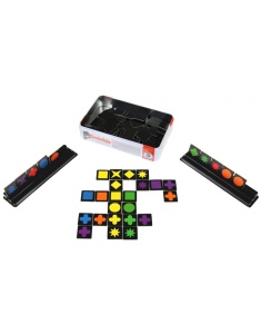 Jocul Qwirkle cu piese colorate reprezentând diferite forme geometrice, utilizate pentru crearea de linii și combinații strategice bazate pe culori și forme.