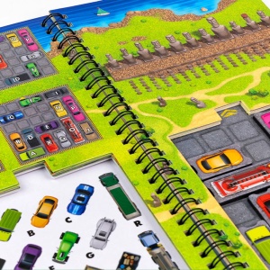Joc magnetic Rush Hour World Tour ThinkFun, cu tablă compactă de puzzle, vehicule colorate magnetice și broșură cu 40 de provocări.