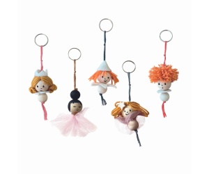Copil realizând brelocuri colorate în formă de păpuși folosind mărgele, fetru și fire decorative din setul creativ Doll Keychains.