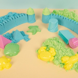 Cutie Playbox Play Sand cu nisip colorat verde și albastru, 14 matrițe și geantă practică – activitate senzorială și educativă pentru copii.