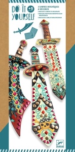 Set creativ Djeco cu trei săbii din carton decorate cu autocolante metalice tip mozaic în stil pirat, cu efect strălucitor și detalii colorate.