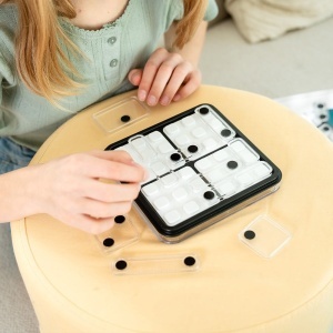 Joc Smart Games Dice Deduction cu tablă de joc, fețe de zar și piese transparente utilizate pentru rezolvarea provocărilor logice și matematice.