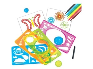 Copil folosind un set Spirograf pentru a crea modele geometrice și spirale colorate cu ajutorul șabloanelor și roților dințate.