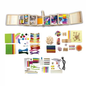 Cutie din lemn Activity Box Sycomore deschisă, cu peste 1000 de materiale creative colorate pentru desen, pictură, colaj și proiecte handmade.