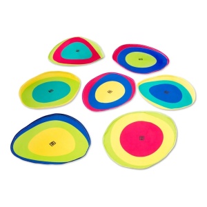 Joc Activity Islands de la BS Toys cu 7 covorașe colorate, 7 bețișoare din lemn și săculeț textil, conceput pentru jocuri de mișcare, atenție și rapiditate.