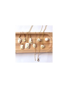 Set Sycomore Atelier de Bijoux cu ciment alb și gri, matrițe, foițe aurii și de cupru, lanțuri și accesorii pentru realizarea bijuteriilor.