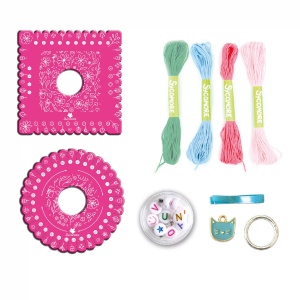 Set creativ Sycomore Kumihimo cu discuri de împletit, fire colorate din bumbac, mărgele cu litere și accesorii pentru 8 brățări de prietenie.