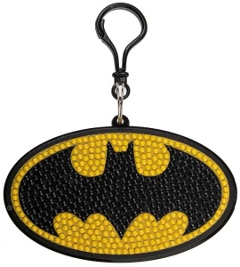 Crystal Art Batman – set creativ Bag Charm cu cristale colorate, șablon din lemn și clemă metalică, perfect pentru fanii Cavalerului Negru.