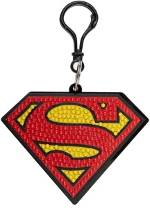 Crystal Art Superman – set creativ Bag Charm cu cristale colorate, șablon din lemn și clemă metalică, perfect pentru fanii DC Comics.